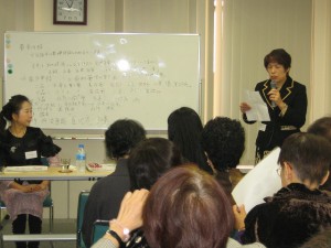 講師紹介をする朝倉会長